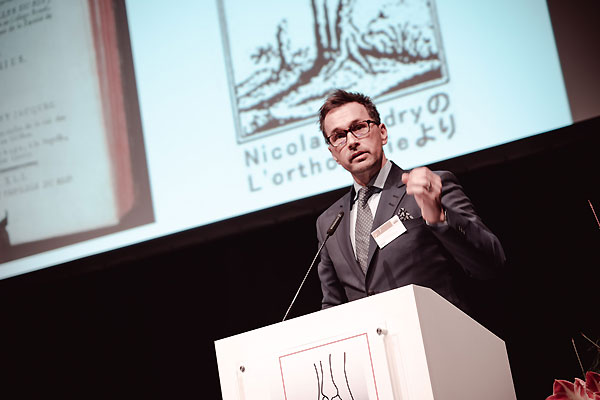 Dr. Knupp befasste sich in seinem Vortrag mit der Evolution von gelenkerhaltenden Eingriffen. Dr. Knupp befasste sich in seinem Vortrag mit der Evolution von gelenkerhaltenden Eingriffen.